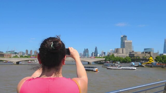 Woman taking picture of London in slow motion 180fps