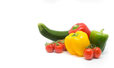 Paprika, Zucchini und Kirschtomaten auf weißem Hintergrund