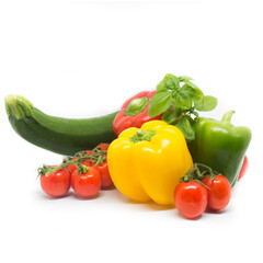 Paprika, Basilikum, Zucchini und Kirschtomaten auf weißem Hintergrund