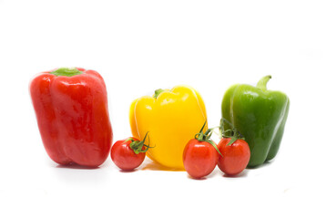 Paprika und Kirschtomaten auf weißem Hintergrund