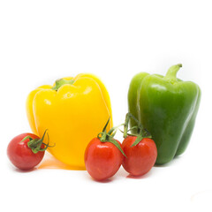 Paprika und Kirschtomaten auf weißem Hintergrund