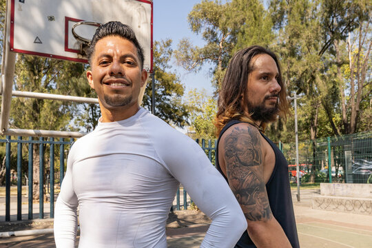 Retrato de dos jugadores latinos  de baloncesto en alguna cancha de la Ciudad de M&eacute;xico al terminar el entrenamiento