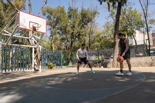 Pr&aacute;ctica de baloncesto entre dos jugadores latinos en cancha de la Ciudad de M&eacute;xico