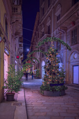 Fototapeta na wymiar Via della Spiga, the shopping alley and the Chritmas tree