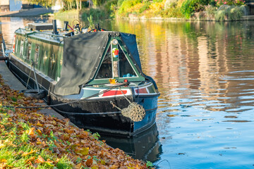 Cambridge, Cambridgeshire, UK – November 2021. A traditional narrow house boat moored on the...