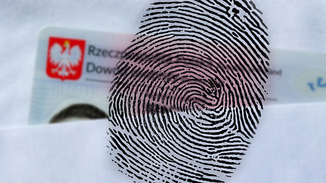 Polski dow&oacute;d osobisty z warstwą danych odciskiem palca identyfikujący osoba.
