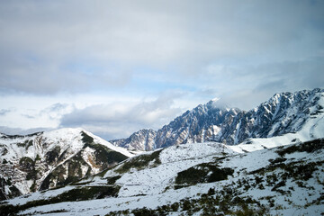 Obraz premium 富山県立山町にある立山の冬の雪景色のある風景 Landscape with snowy winter scenery of Tateyama in Tateyama Town, Toyama Prefecture, Japan.