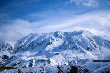 Obraz premium 富山県立山町にある立山の冬の雪景色のある風景 Landscape with snowy winter scenery of Tateyama in Tateyama Town, Toyama Prefecture, Japan.