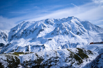 Obraz premium 富山県立山町にある立山の冬の雪景色のある風景 Landscape with snowy winter scenery of Tateyama in Tateyama Town, Toyama Prefecture, Japan.