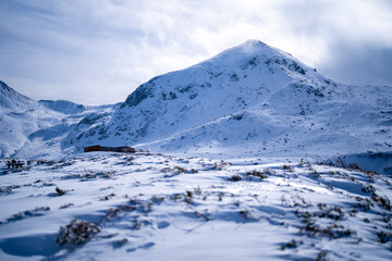 Obraz premium 富山県立山町にある立山の冬の雪景色のある風景 Landscape with snowy winter scenery of Tateyama in Tateyama Town, Toyama Prefecture, Japan.