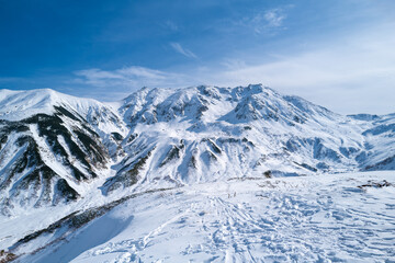 Obraz premium 富山県立山町にある立山の冬の雪景色のある風景 Landscape with snowy winter scenery of Tateyama in Tateyama Town, Toyama Prefecture, Japan.