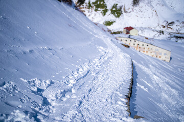 Fototapeta premium 富山県立山町にある立山の冬の雪景色のある風景 Landscape with snowy winter scenery of Tateyama in Tateyama Town, Toyama Prefecture, Japan.