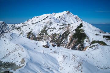 Obraz premium 富山県立山町にある立山の冬の雪景色のある風景 Landscape with snowy winter scenery of Tateyama in Tateyama Town, Toyama Prefecture, Japan.