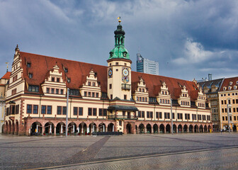 Fototapeta na wymiar Altes Rathaus Leipzig, Marktplatz, Himmel mit Wolken, Leipzig Deutschland