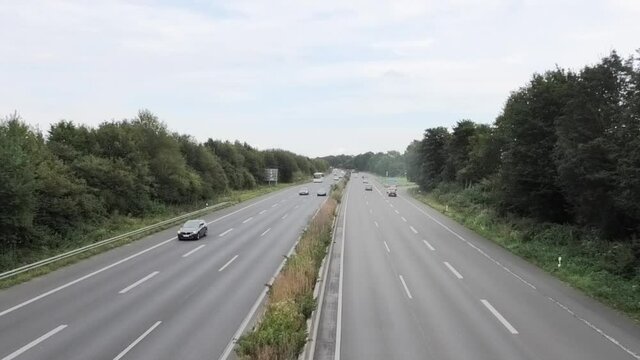 Autobahn Essen D&uuml;sseldorf im September. B&uuml;sche und B&auml;ume sind gr&uuml;n. Ausfahrt Kettwig, M&uuml;lheim, 2021