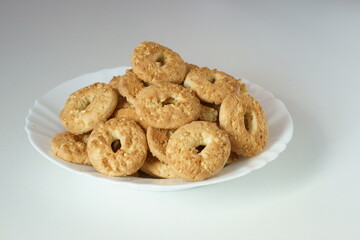 Biscotti nel piatto preparati con farina di riso e mais