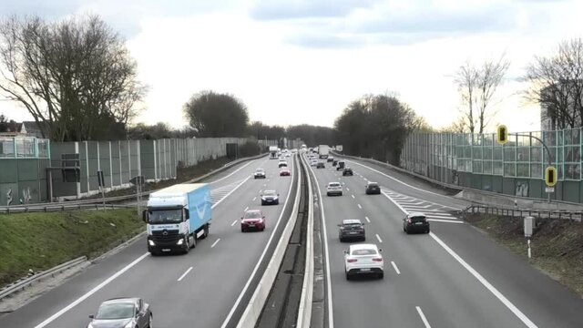 Autobahn Essen-D&uuml;sseldorf im M&auml;rz, B&auml;ume und B&uuml;sche sind kahl. Ausfahrt Bredeney Haarzopf.