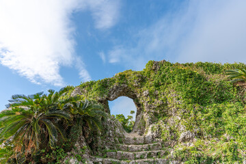 沖縄 南城 玉城城跡 城門の風景 © yuhs