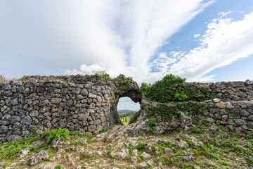 沖縄 南城 玉城城跡 城内から門を見た風景 © yuhs