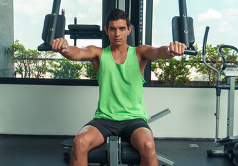 Hombre entrenando sus pectorales en maquina