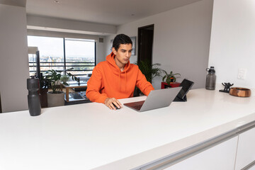 Hombre trabajando desde casa en su laptop