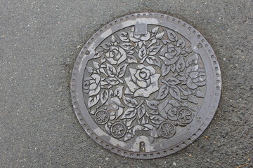 やや濡れたマンホールの蓋がある路面