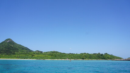 雲一つない空、石垣島の風景