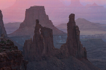 washerwoman arch in canyon lands at sunrise