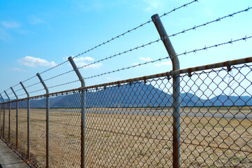 有刺鉄線のあるフェンス