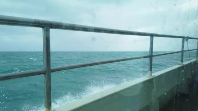 大荒れの海を進む高速船