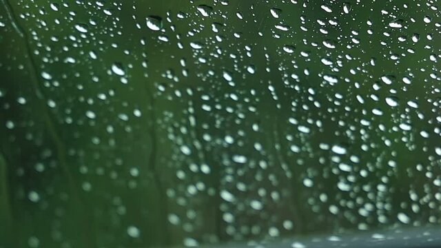 自動車のフロントウィンドウに降る雨　水滴
