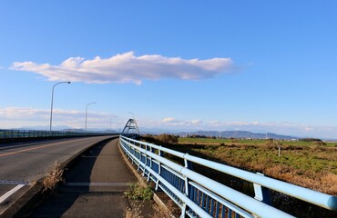 河川に架かる橋　道　交通　風景