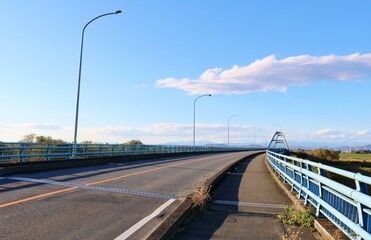 Fototapeta na wymiar 河川に架かる橋　道　交通　風景