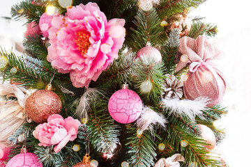 Christmas tree decorated with pink Christmas tree decorations. Selective focus. Close up.
Modern...