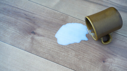 床・フローリングに牛乳をこぼす