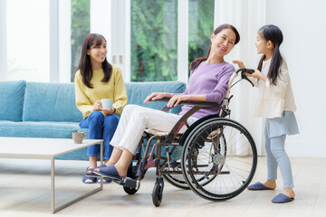 リビングでリラックスする家族　三世代