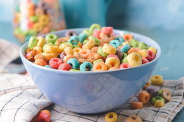 Bowl with crunchy corn flakes rings on table