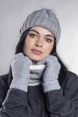 Donna russa con cappello e sciarpa invernale