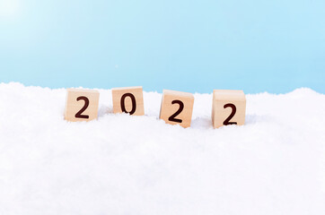 2022 composed of Wooden blocks on the snow. 雪上にある木製のブロックで構成された2022年	