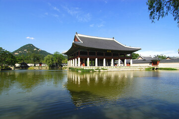 Fototapeta premium Gyeonghoeru Pavilion in Gyeongbokgung Palace - Seoul, Korea (The Chinese character 