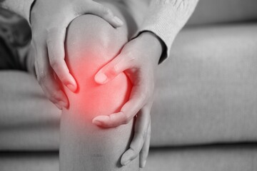 Knee pain when moving, such as walking up and down stairs or sitting with your knees folded Symptoms improve when the use of the joint is stopped. together with symptoms of stiffness