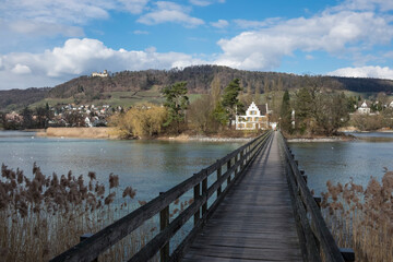 Naklejka premium Holzbrücke über den Rhein zur Klosterinsel Werd