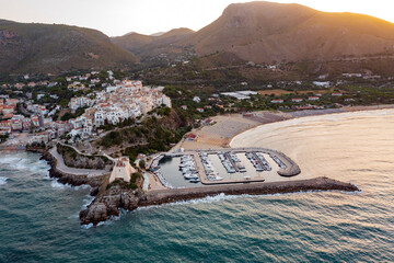 Vista aerea di Sperlonga, un paese sul mare a latina
