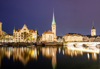 Obraz na płótnie Canvas panorama of Zurich city center with Frau Munster and Grossmunster
