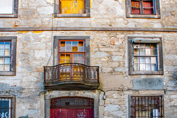 altes Haus mit mit Holzfenster  und Balkon  Fassade altes haus  