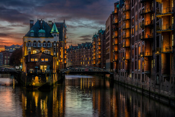 Obraz premium Detaillierte Aufnahme der beleuchteten Speicherstadt in Hamburg nach Sonnenuntergang mit hoher Dynamik