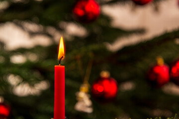 Weihnachtskerzen an einem Weihnachtbaum