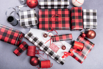 Verpackte Geschenke zu Weihnachten mit Packpapier im Karomuster