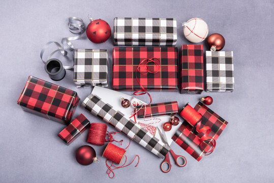 Verpackte Geschenke zu Weihnachten mit Packpapier im Karomuster