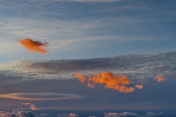 Petit nuage le soir au coucher du soleil.